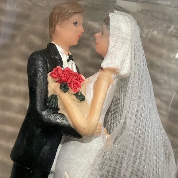Wedding couple bride & groom figurine cake topper party favor facing each other - Picture 2 of 4
